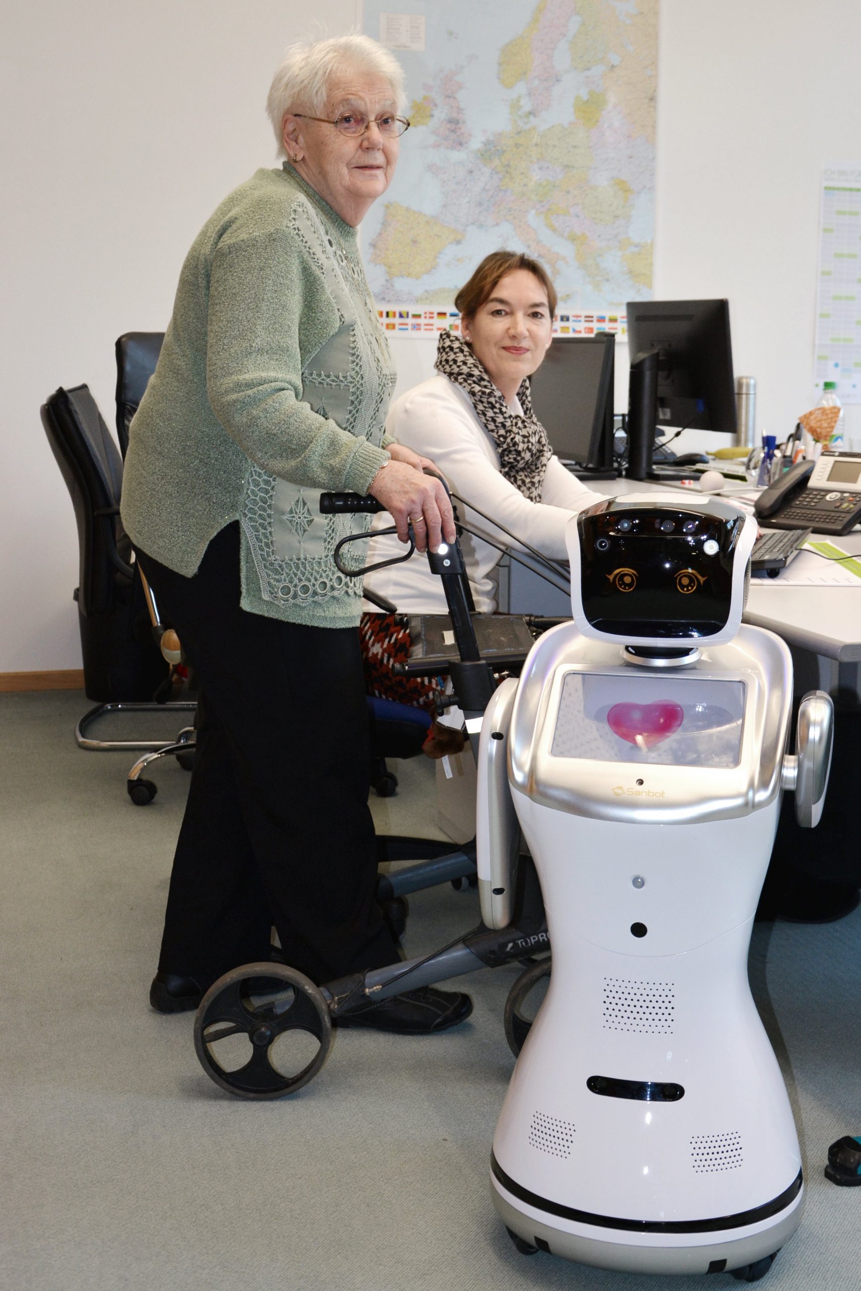 INNOVATIONSLABOR „KOLLABORATIVE ROBOTIK“ – Lehrstuhl für Software Engineering C&S entwickeln Roboter Testanwendung in der Altenhilfe.